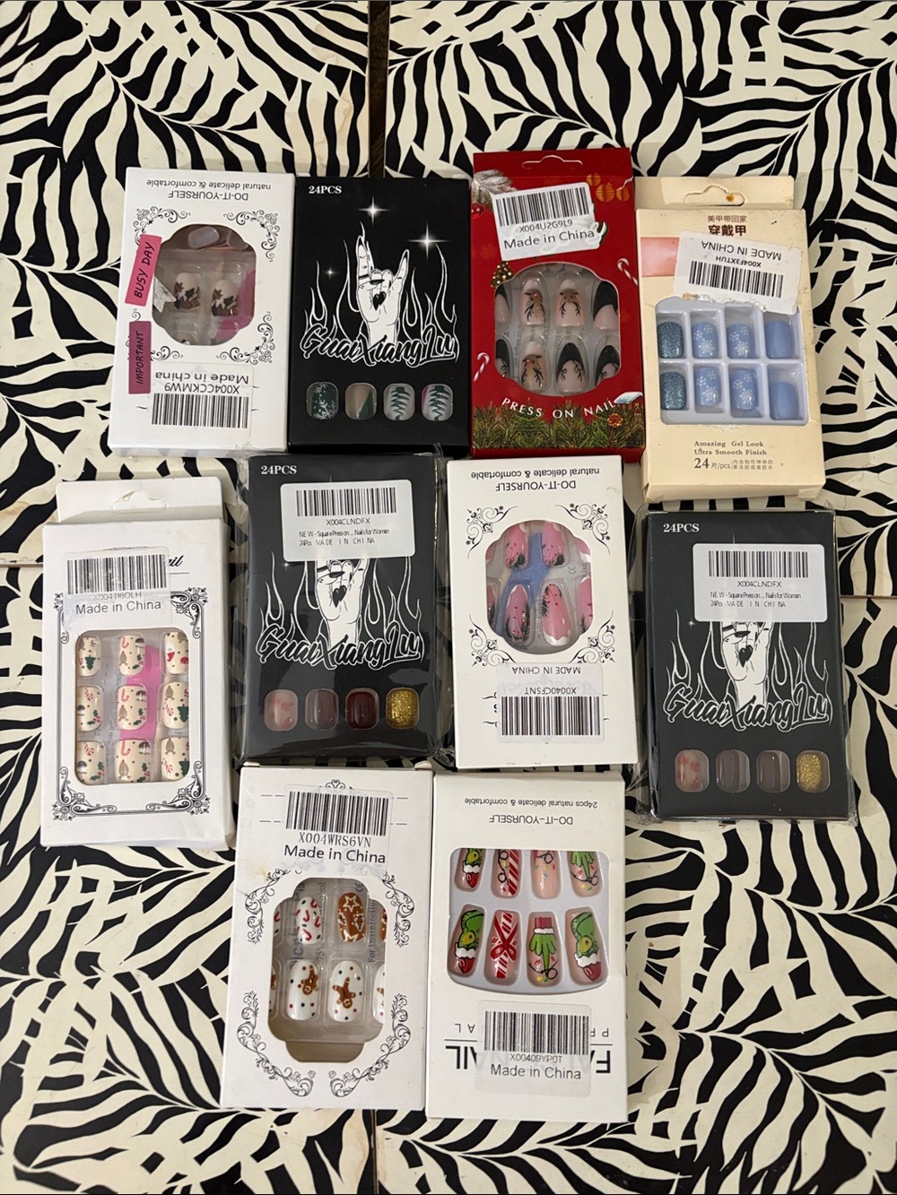 Set of 10 Holiday press on nails new in package